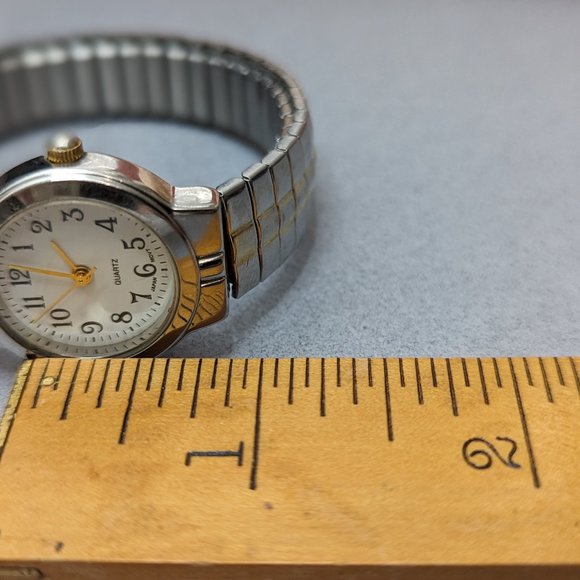 Classic Wrist Watch Vintage Easy to read Hands Dial and is Working new battery - Picture 4 of 7